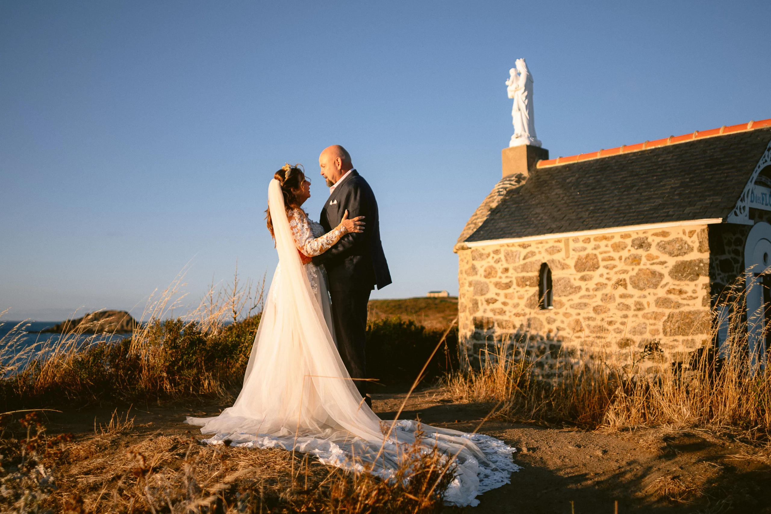 couple de marié en plein elopement à saint malo en bretagne